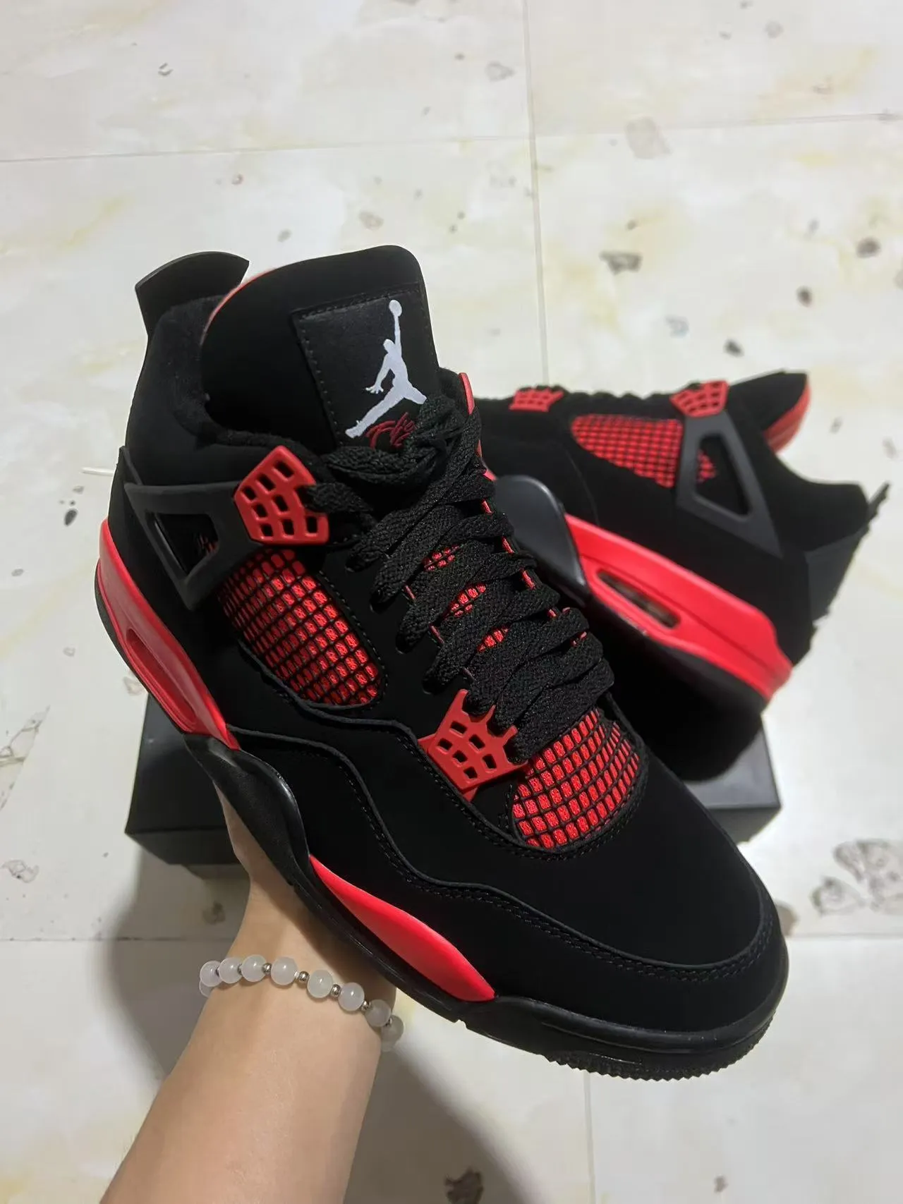 Tênis de basquete Air Jordan 4 preto e vermelho 10