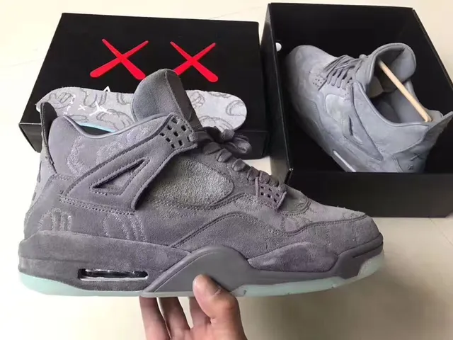 Zapatillas de baloncesto Air Jordan 4 de ante gris con suela translúcida icy 2