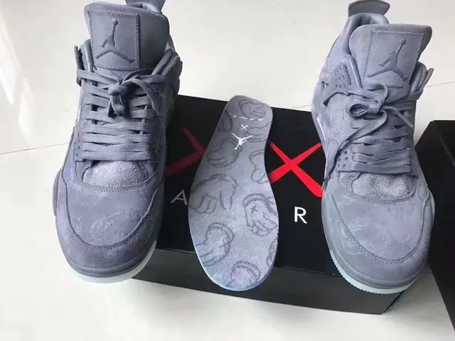Zapatillas de baloncesto Air Jordan 4 de ante gris con suela translúcida icy 3