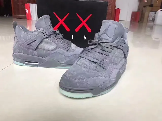 Zapatillas de baloncesto Air Jordan 4 de ante gris con suela translúcida icy 4