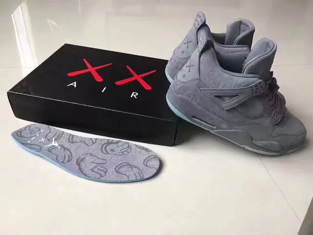 Zapatillas de baloncesto Air Jordan 4 de ante gris con suela translúcida icy 5