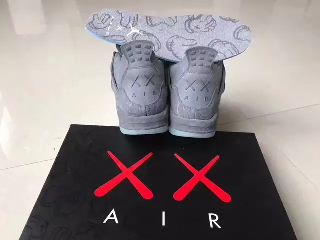 Zapatillas de baloncesto Air Jordan 4 de ante gris con suela translúcida icy 7