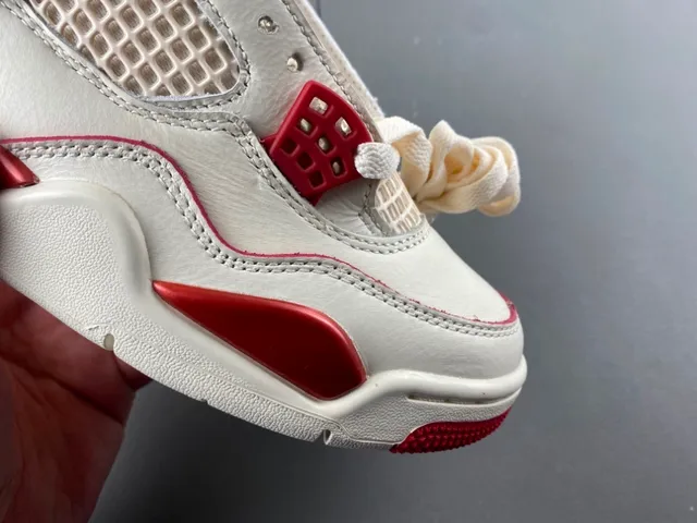 حذاء كرة السلة Air Jordan 4 بلون أوف وايت وأحمر 2