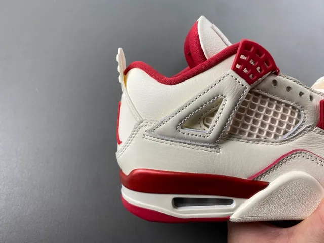 حذاء كرة السلة Air Jordan 4 بلون أوف وايت وأحمر 3