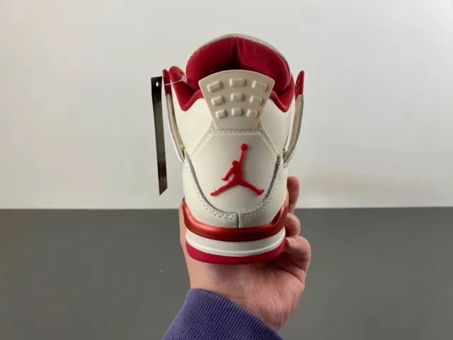 حذاء كرة السلة Air Jordan 4 بلون أوف وايت وأحمر 4