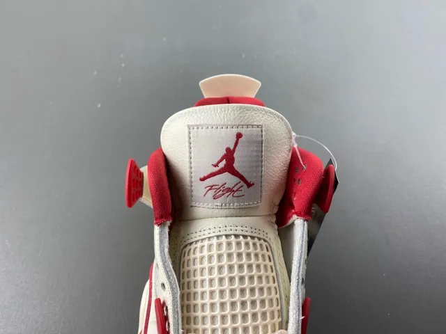 حذاء كرة السلة Air Jordan 4 بلون أوف وايت وأحمر 6