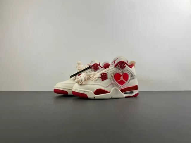 حذاء كرة السلة Air Jordan 4 بلون أوف وايت وأحمر 9