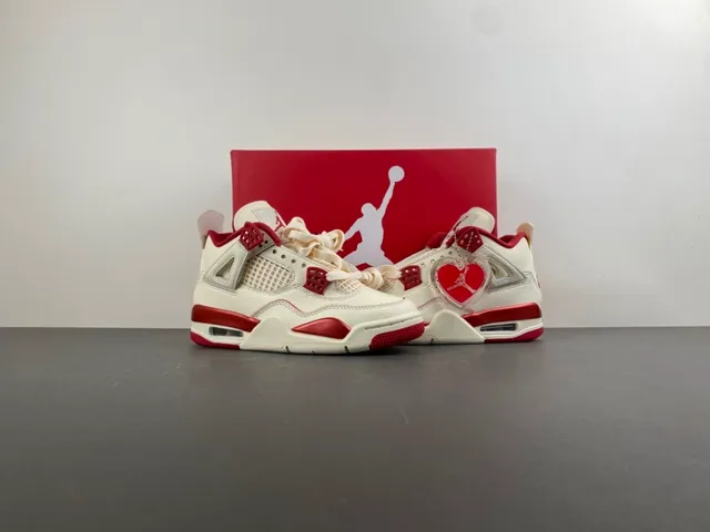 حذاء كرة السلة Air Jordan 4 بلون أوف وايت وأحمر 12