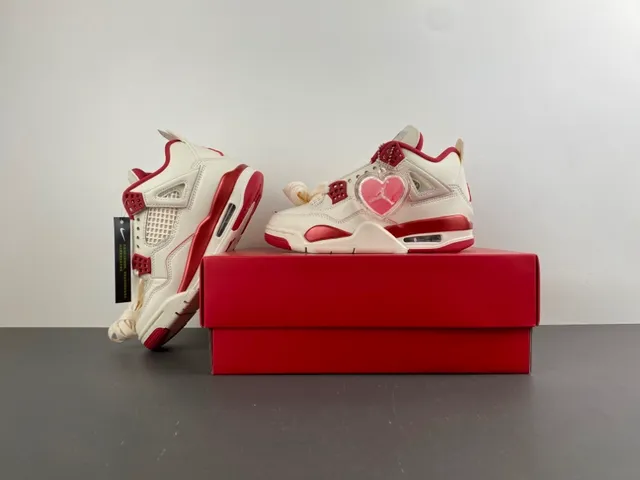حذاء كرة السلة Air Jordan 4 بلون أوف وايت وأحمر 13