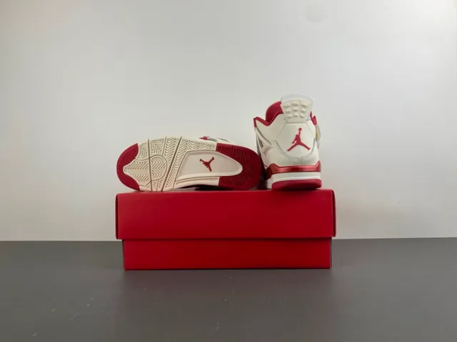 حذاء كرة السلة Air Jordan 4 بلون أوف وايت وأحمر 14