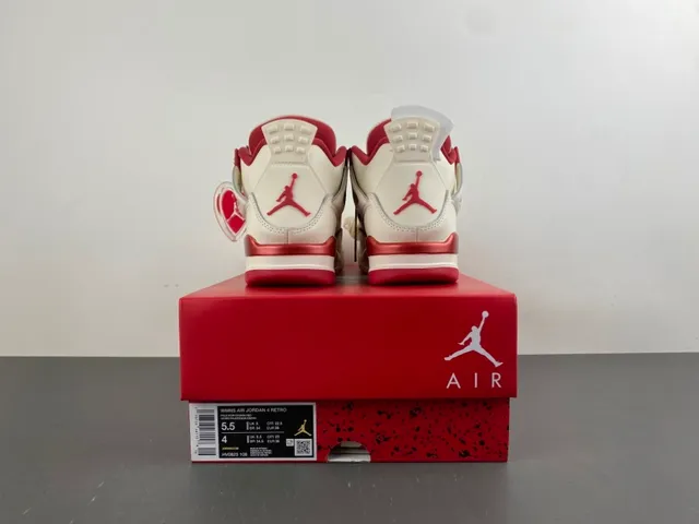 حذاء كرة السلة Air Jordan 4 بلون أوف وايت وأحمر 15