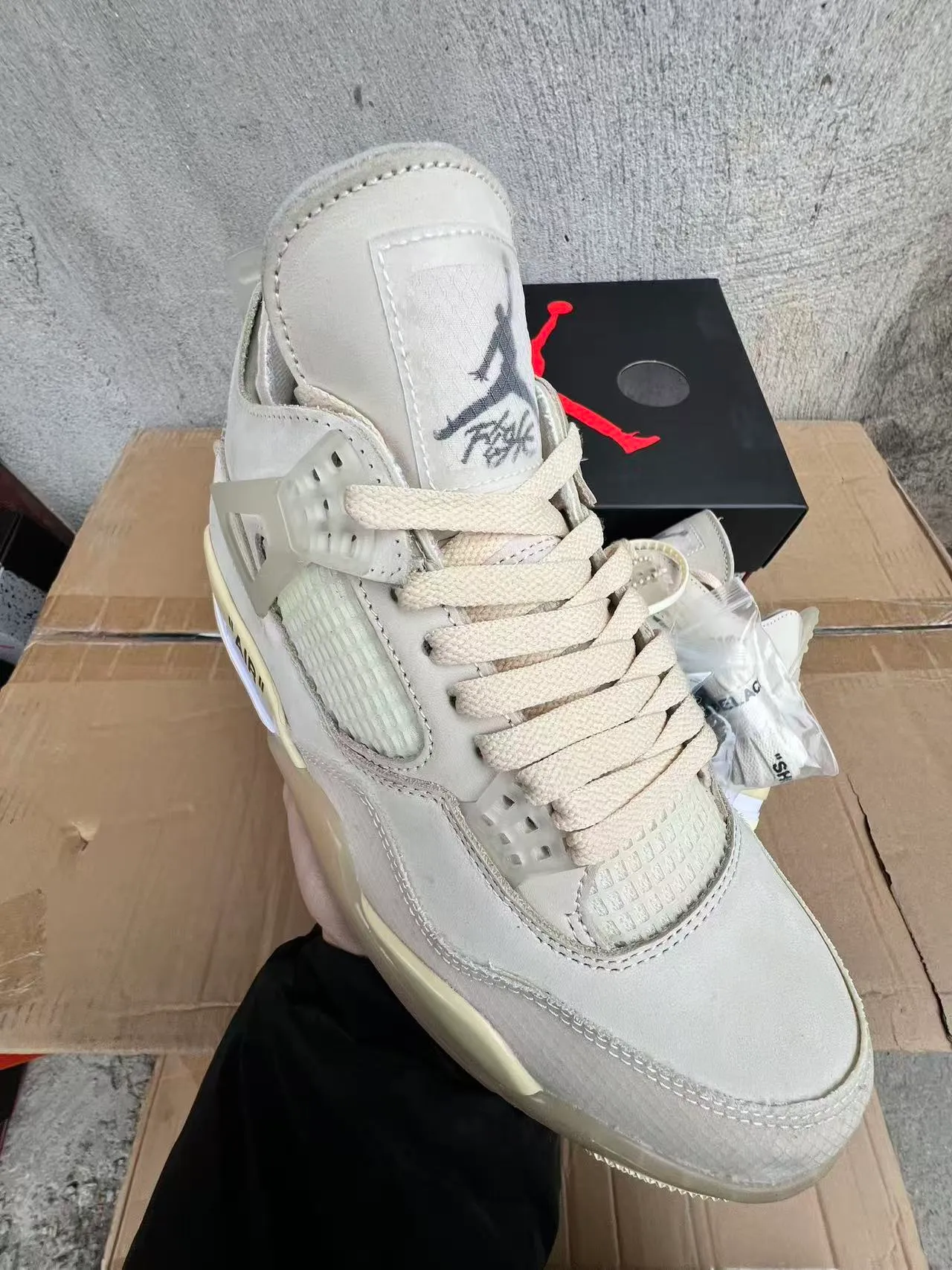Zapatillas de baloncesto lifestyle Air Jordan 4 Off-White beige 2