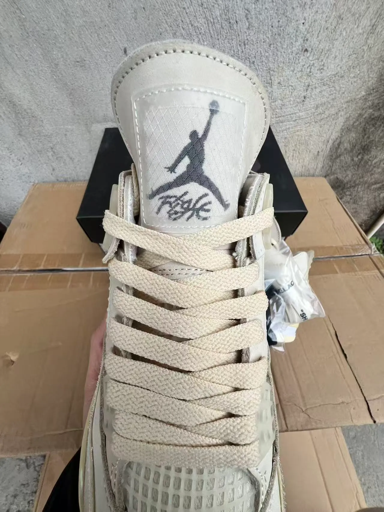 Zapatillas de baloncesto lifestyle Air Jordan 4 Off-White beige 4