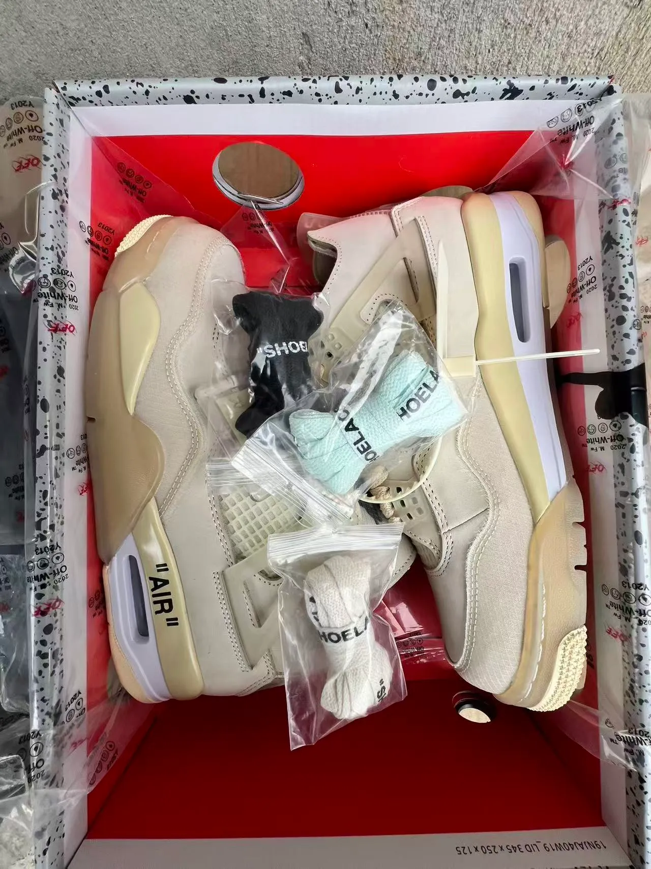 Zapatillas de baloncesto lifestyle Air Jordan 4 Off-White beige 9