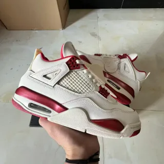 Tênis de basquete Air Jordan 4 branco e vermelho