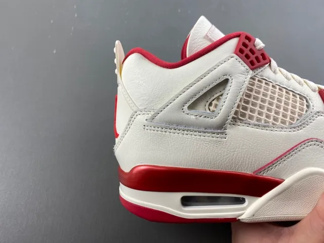Chaussures de basketball Air Jordan 4 blanc et rouge 3
