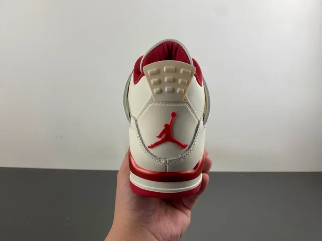 Chaussures de basketball Air Jordan 4 blanc et rouge 4