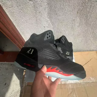 Tênis de basquete Air Jordan 5 preto e vermelho chama
