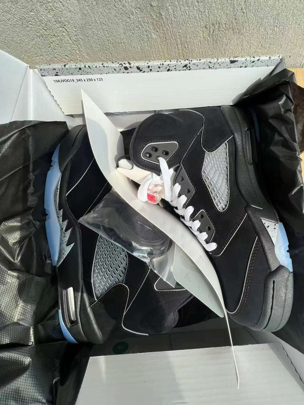 حذاء كرة السلة Air Jordan 5 أسود فضي أزرق جليدي 9