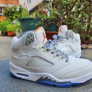 Tênis de basquete Air Jordan 5 cinza-claro, laranja e azul