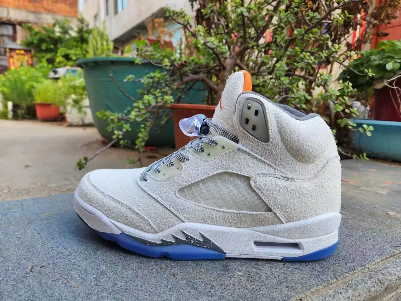 حذاء كرة السلة Air Jordan 5 رمادي فاتح وبرتقالي وأزرق 2