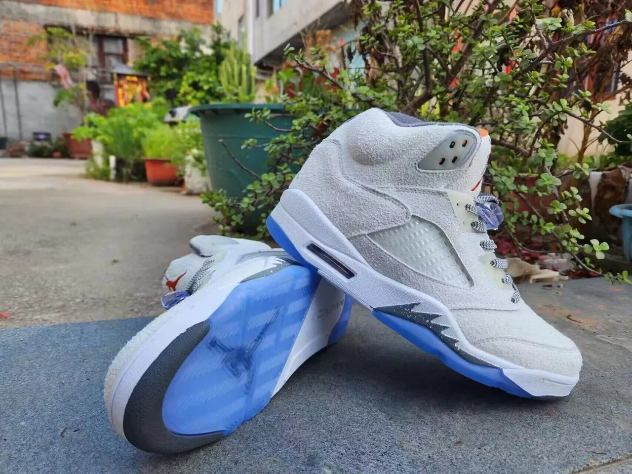 حذاء كرة السلة Air Jordan 5 رمادي فاتح وبرتقالي وأزرق 3