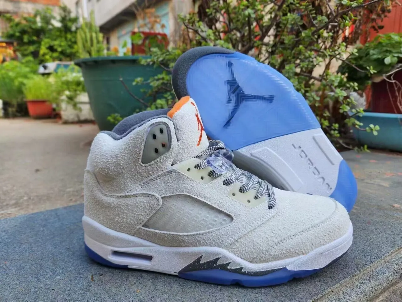 حذاء كرة السلة Air Jordan 5 رمادي فاتح وبرتقالي وأزرق 4