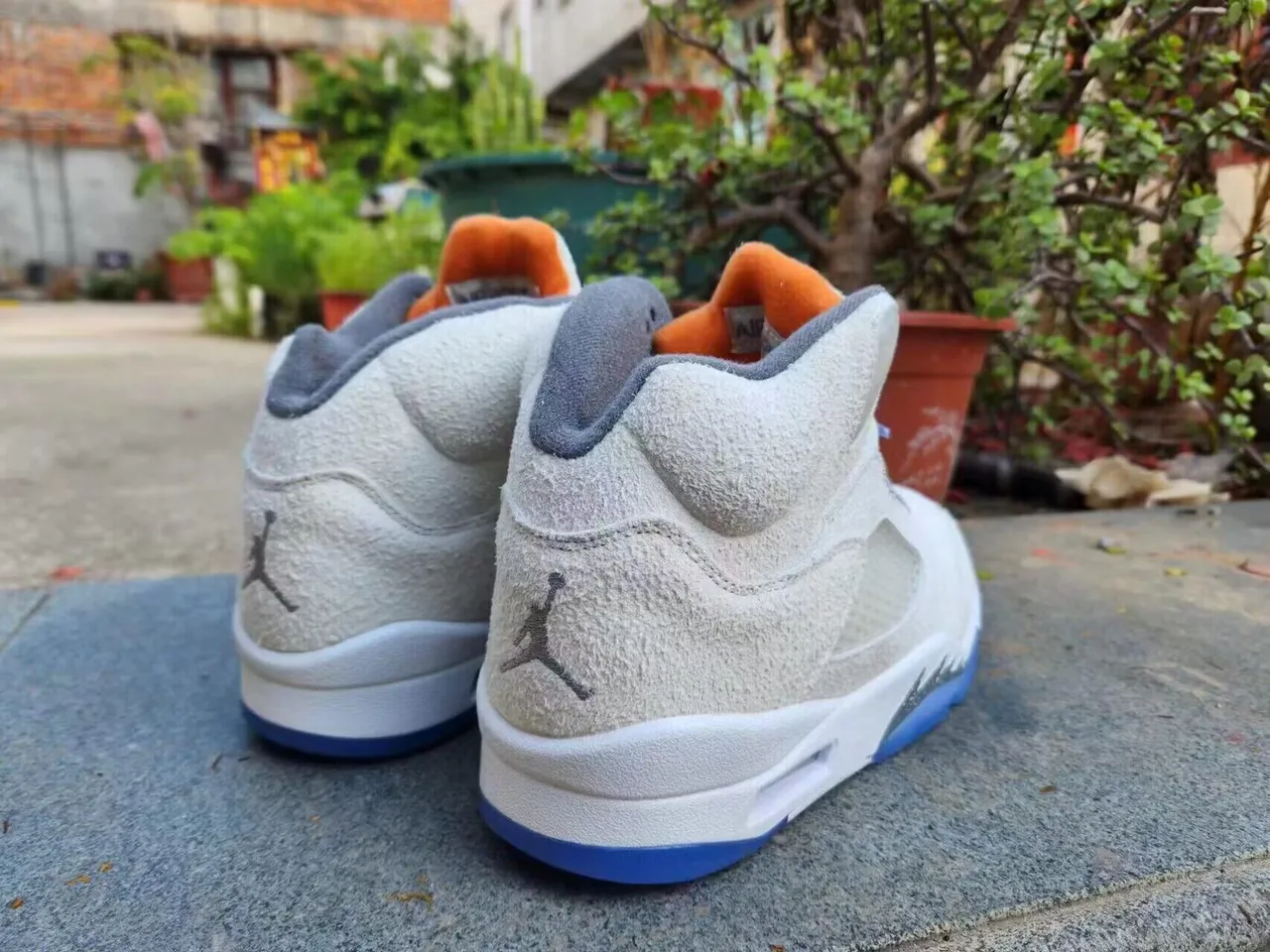 حذاء كرة السلة Air Jordan 5 رمادي فاتح وبرتقالي وأزرق 5