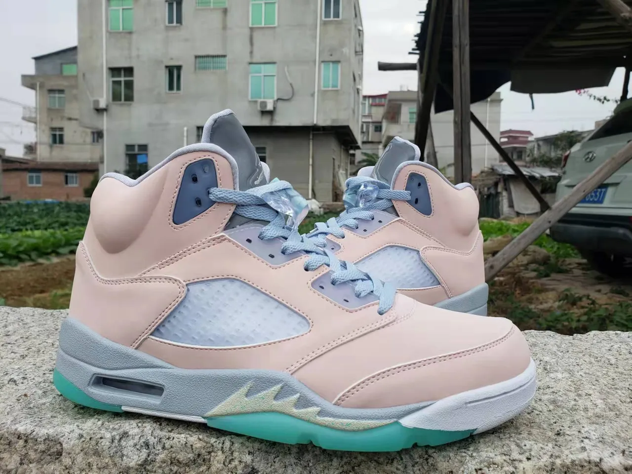 Chaussures de basketball montantes Air Jordan 5 violet et gris avec languette perforée 2