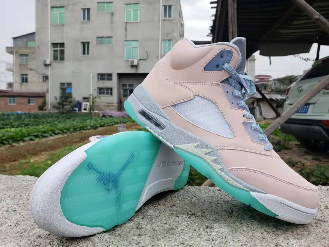 Chaussures de basketball montantes Air Jordan 5 violet et gris avec languette perforée 3