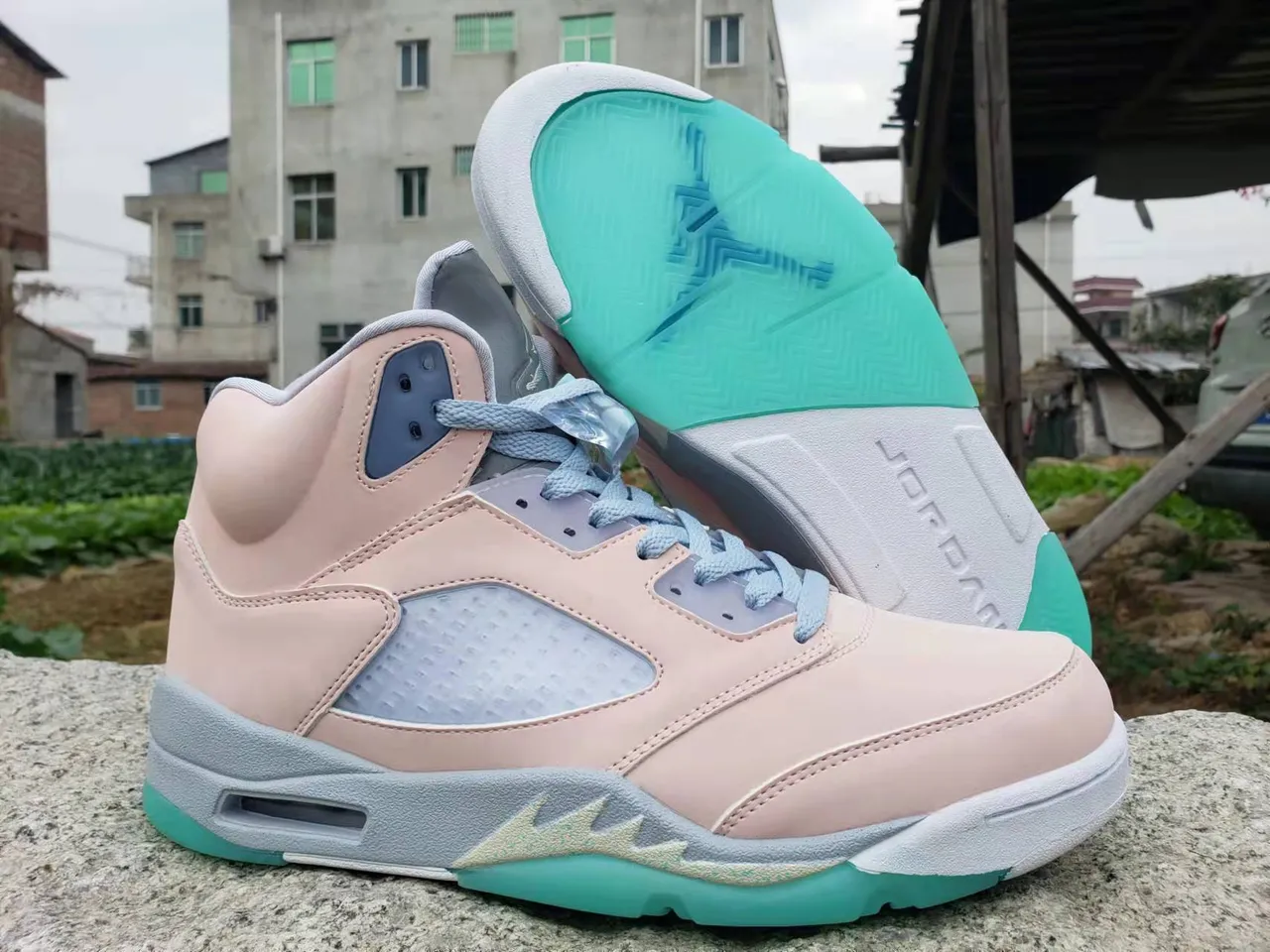 Chaussures de basketball montantes Air Jordan 5 violet et gris avec languette perforée 4
