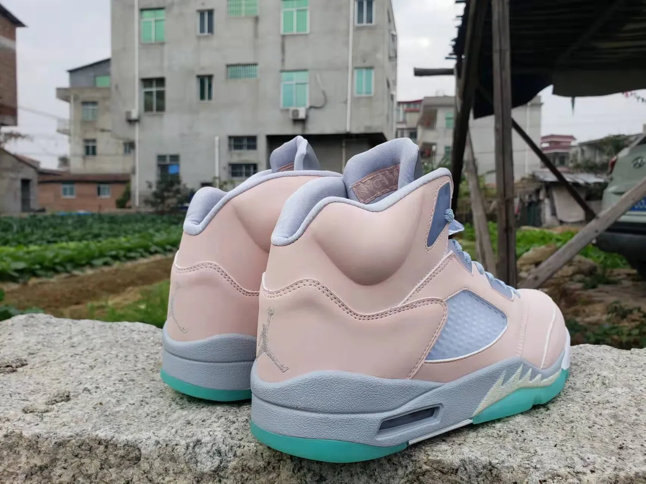 Chaussures de basketball montantes Air Jordan 5 violet et gris avec languette perforée 5