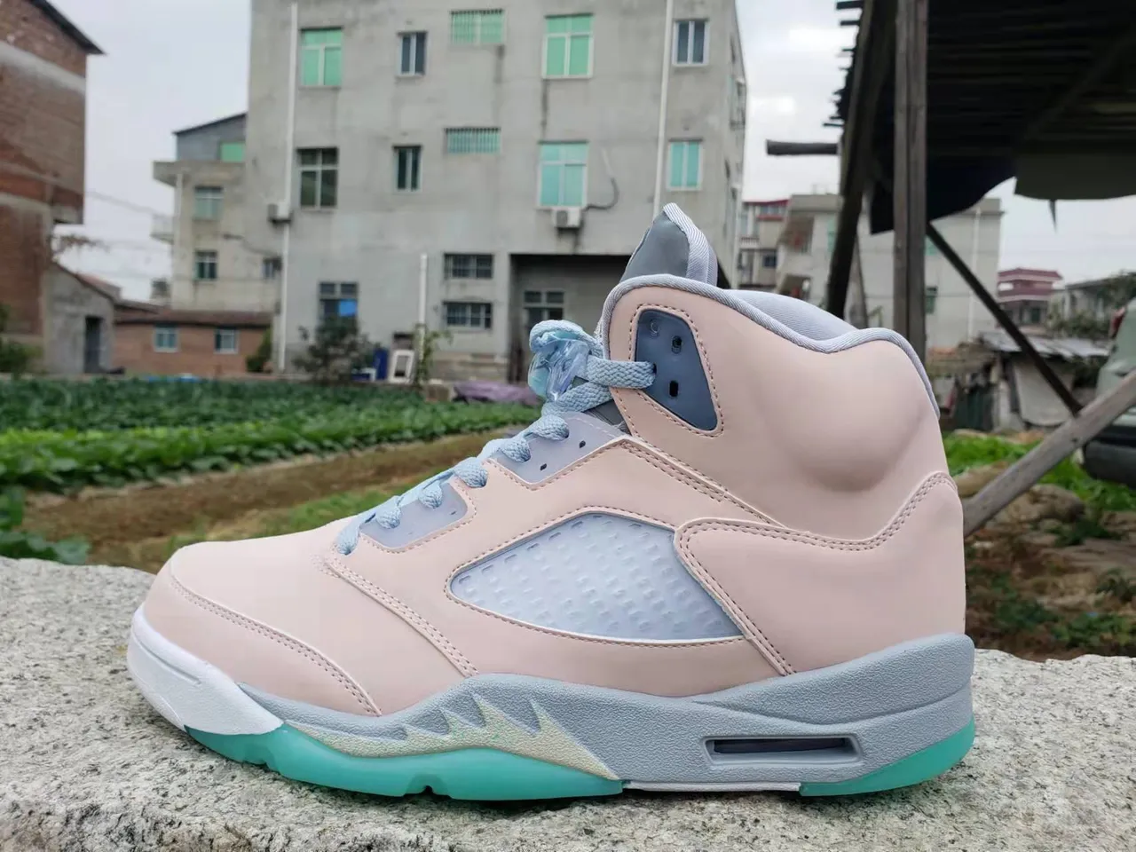 Chaussures de basketball montantes Air Jordan 5 violet et gris avec languette perforée 6