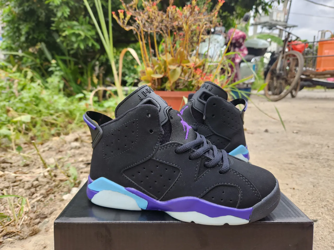 حذاء كرة السلة Air Jordan 6 أسود وأرجواني جليدي 2