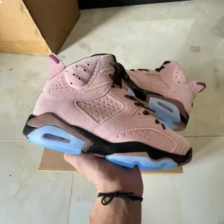 Tênis de basquete Air Jordan 6 com cabedal em camurça rosa e azul e detalhes perfurados