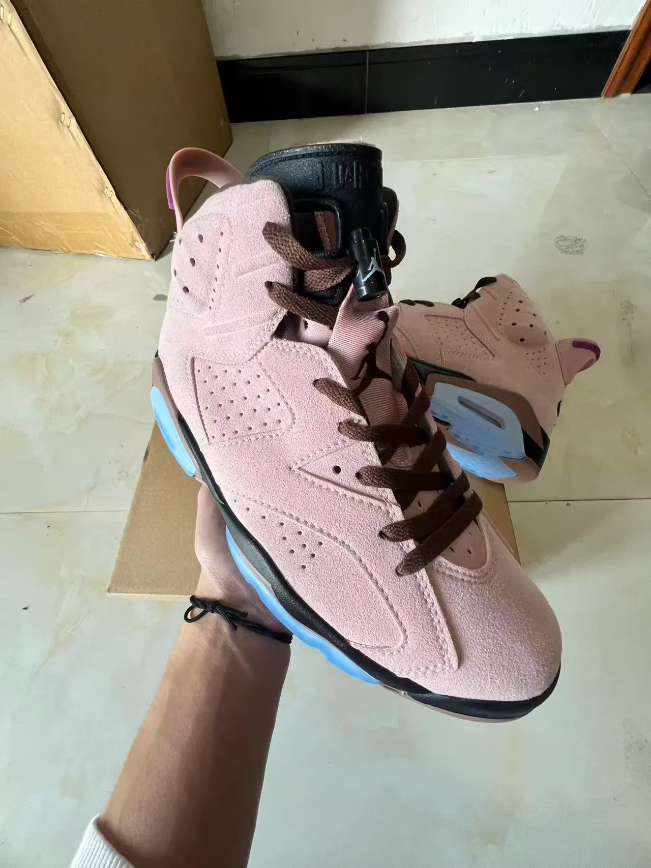 Air Jordan 6 粉蓝灰调绒面革鞋面打孔细节篮球鞋 2