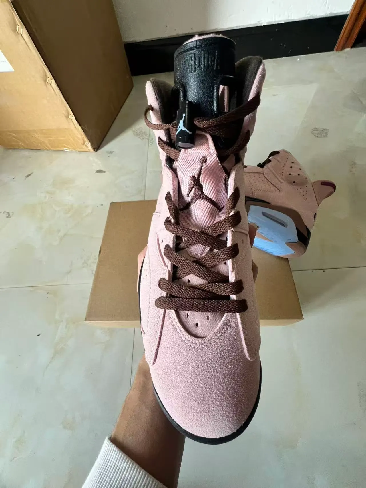 Air Jordan 6 粉蓝灰调绒面革鞋面打孔细节篮球鞋 3