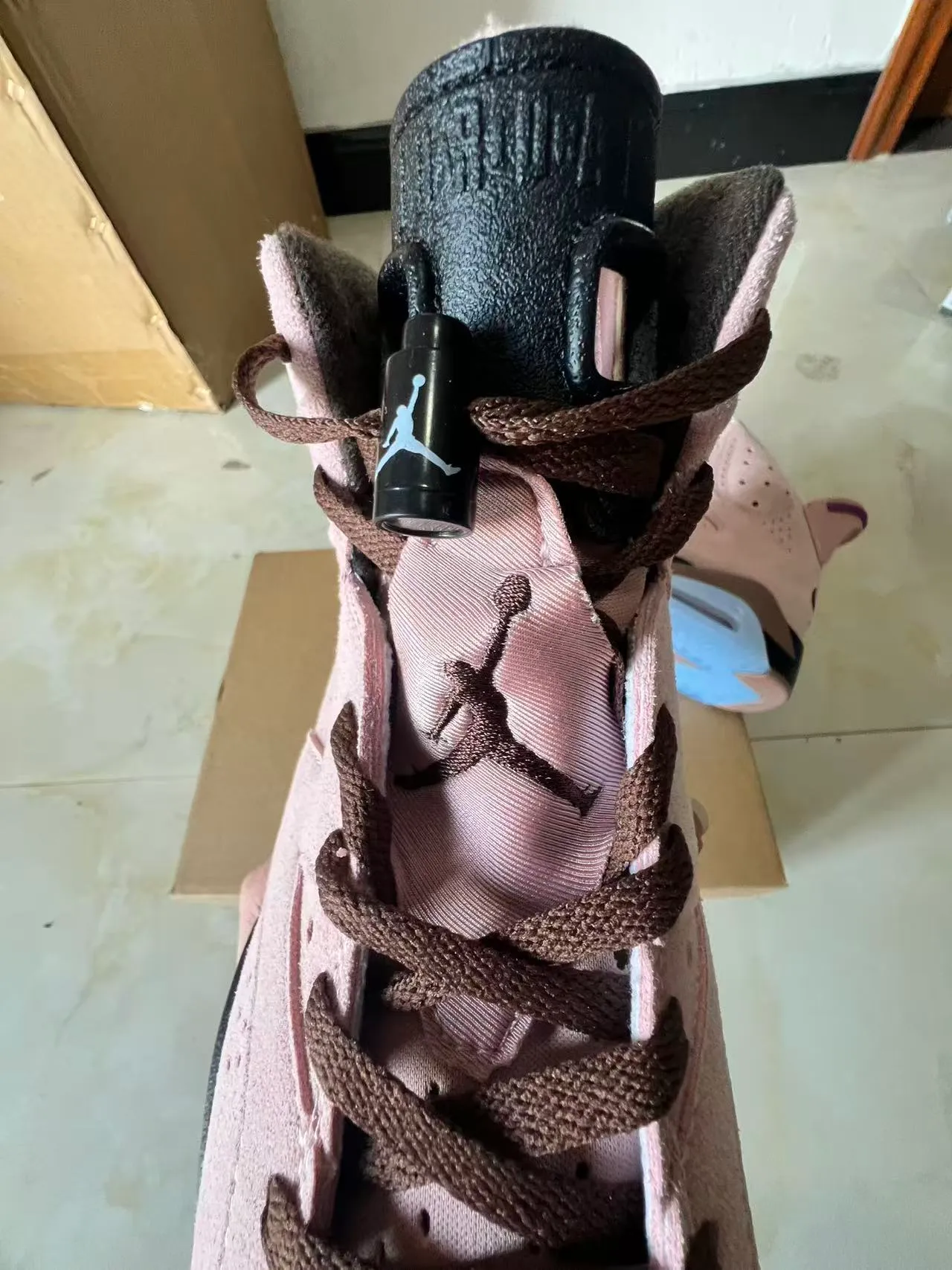 Air Jordan 6 粉蓝灰调绒面革鞋面打孔细节篮球鞋 4