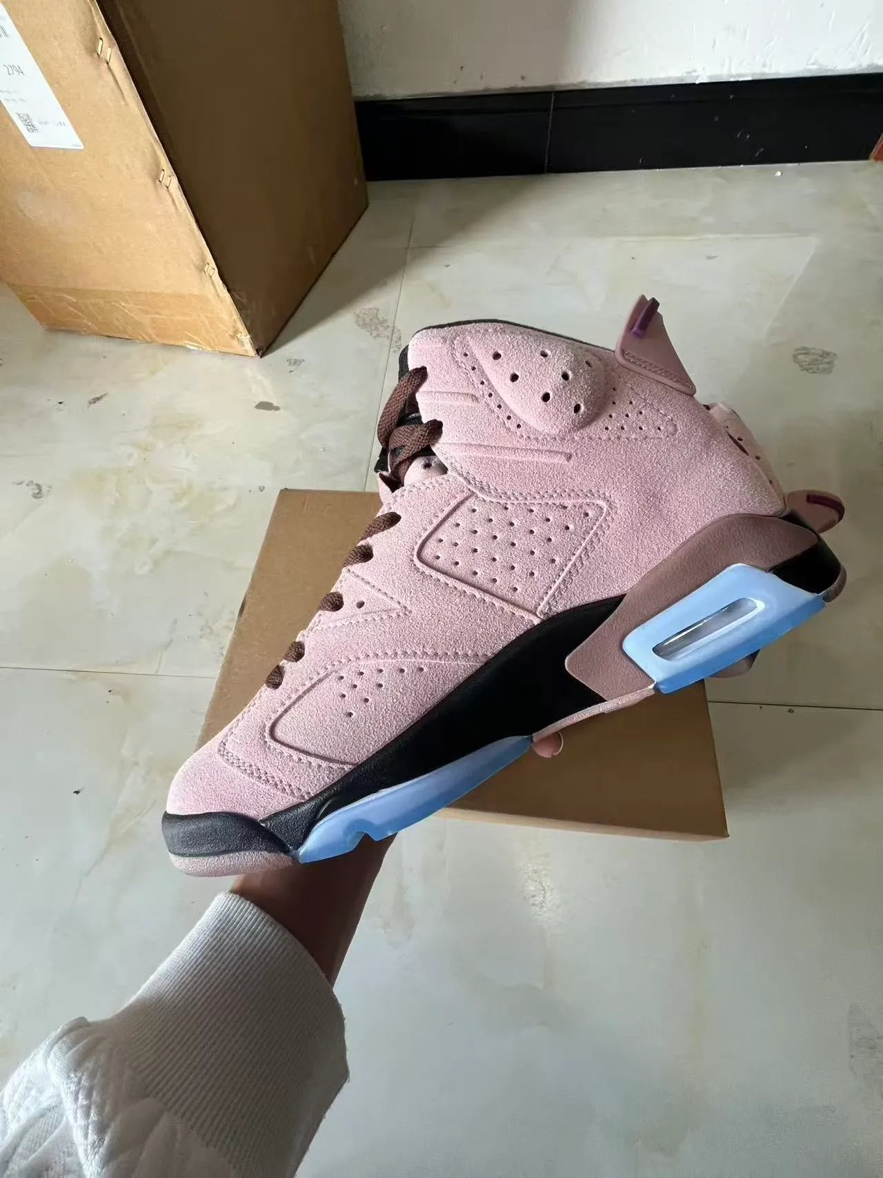 Air Jordan 6 粉蓝灰调绒面革鞋面打孔细节篮球鞋 5