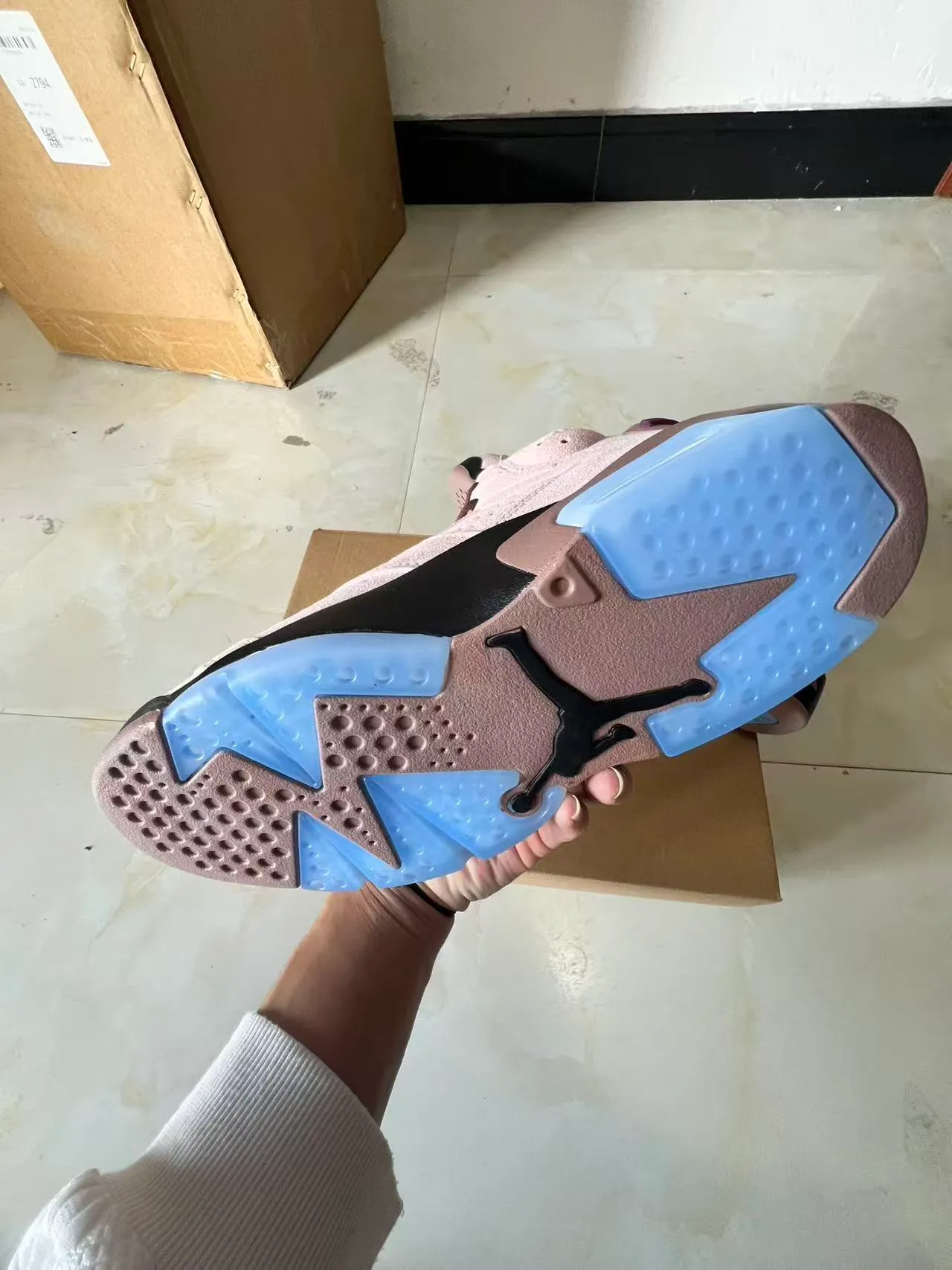 Air Jordan 6 粉蓝灰调绒面革鞋面打孔细节篮球鞋 6