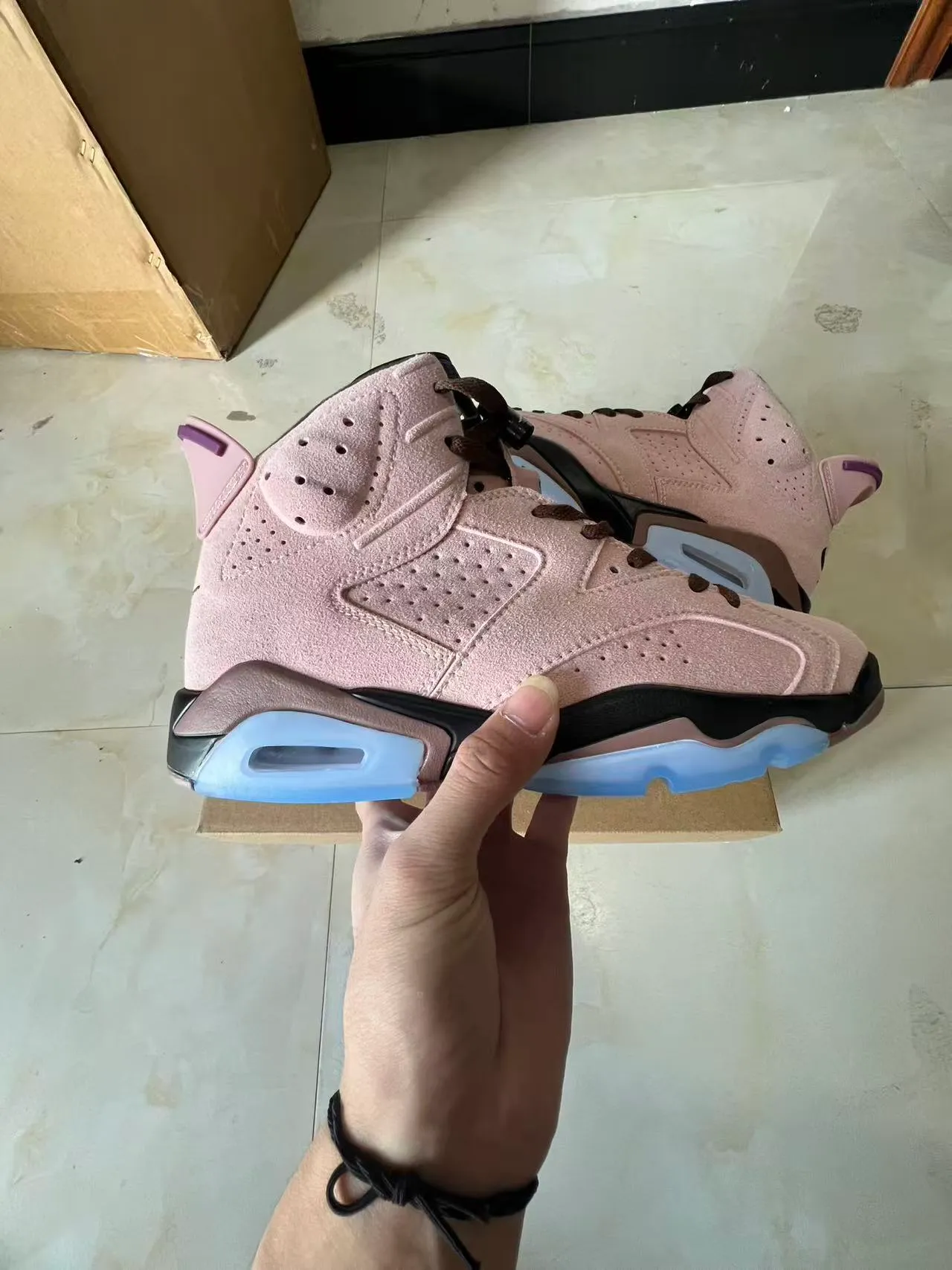 Air Jordan 6 粉蓝灰调绒面革鞋面打孔细节篮球鞋 7