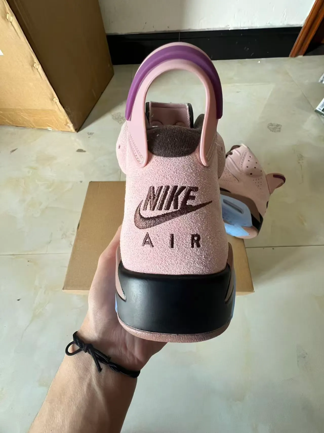 Air Jordan 6 粉蓝灰调绒面革鞋面打孔细节篮球鞋 8