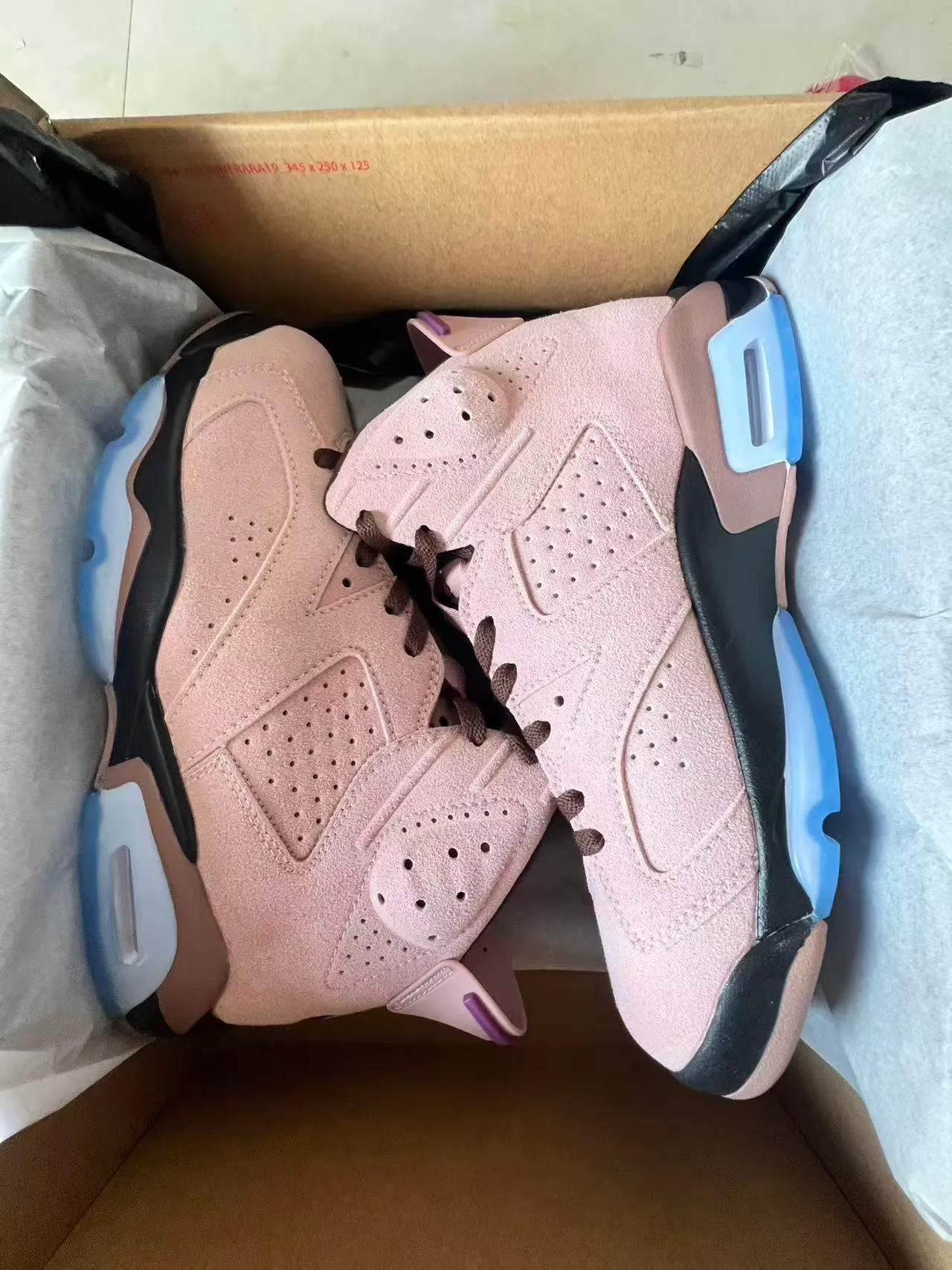 Air Jordan 6 粉蓝灰调绒面革鞋面打孔细节篮球鞋 9