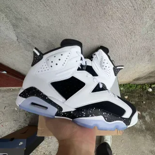 Tênis de basquete Air Jordan 6 branco e preto salpicado