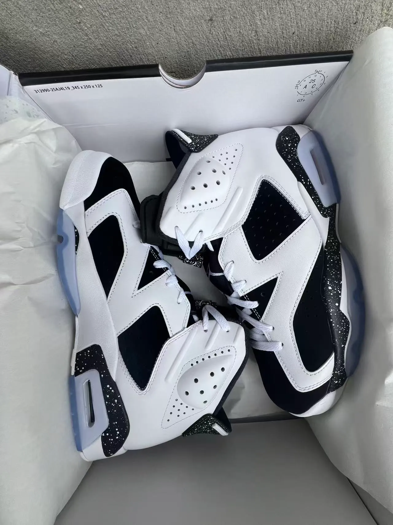 Chaussures de basketball Air Jordan 6 blanc et noir moucheté 9