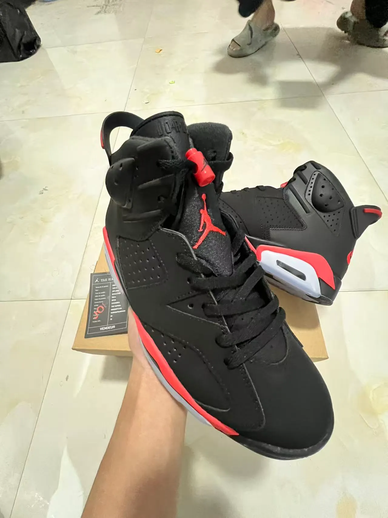 Tênis de basquete Air Jordan com silhueta de cano alto e cabedal de couro perfurado preto e vermelho 2