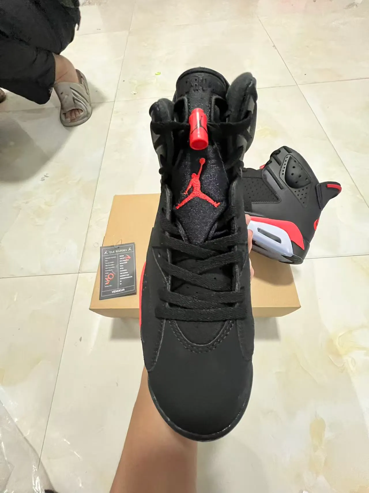 Tênis de basquete Air Jordan com silhueta de cano alto e cabedal de couro perfurado preto e vermelho 3
