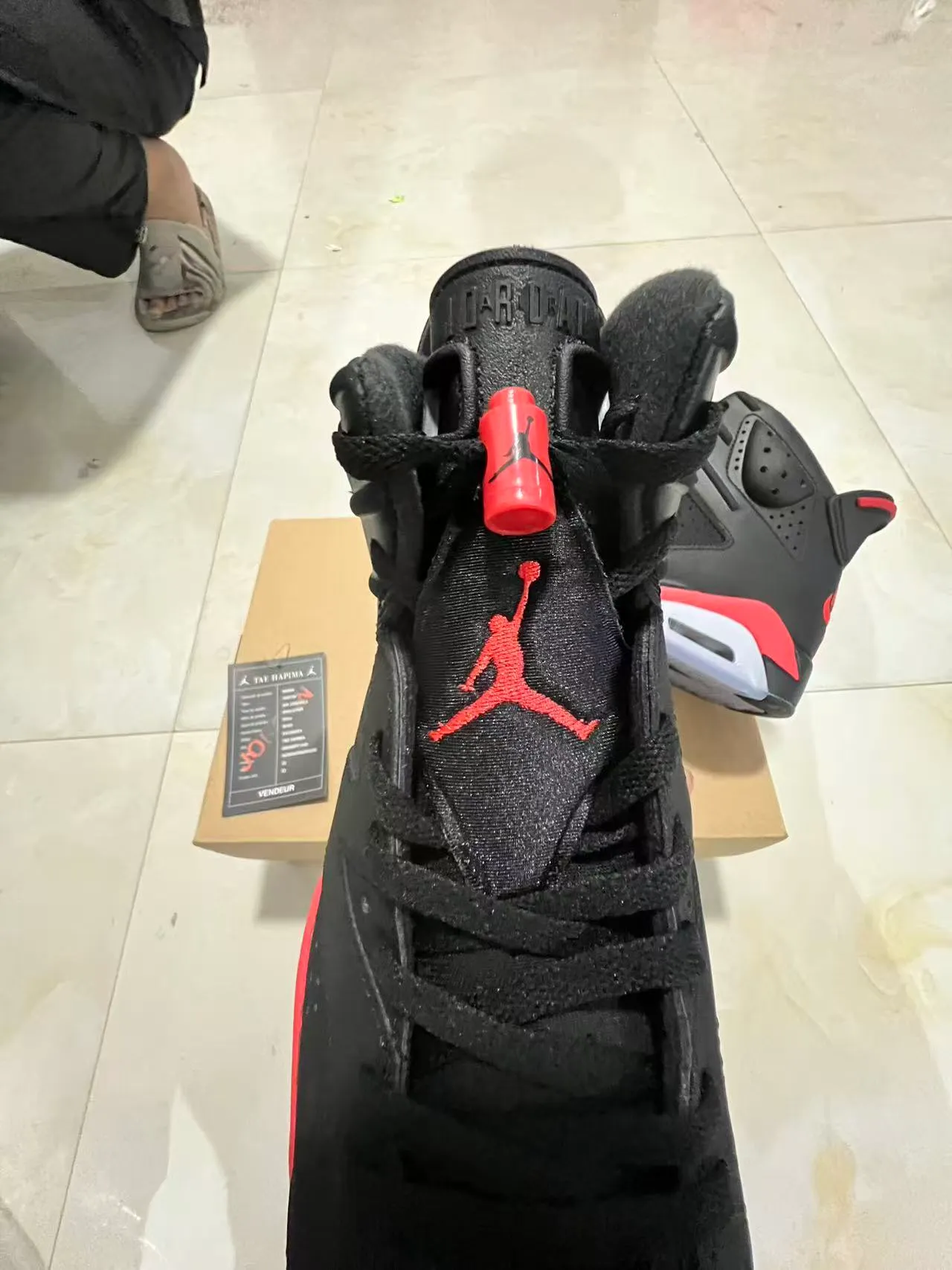 Tênis de basquete Air Jordan com silhueta de cano alto e cabedal de couro perfurado preto e vermelho 4