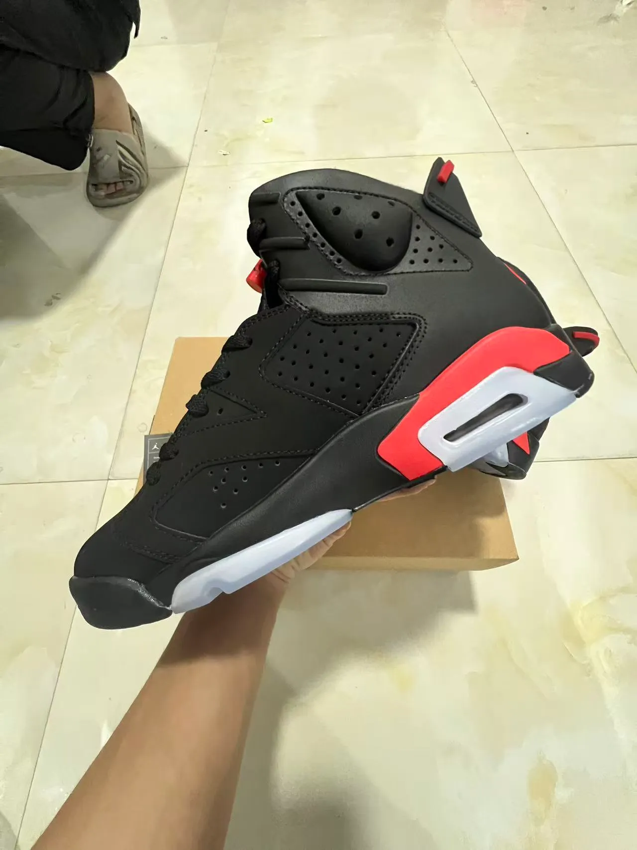 Tênis de basquete Air Jordan com silhueta de cano alto e cabedal de couro perfurado preto e vermelho 5