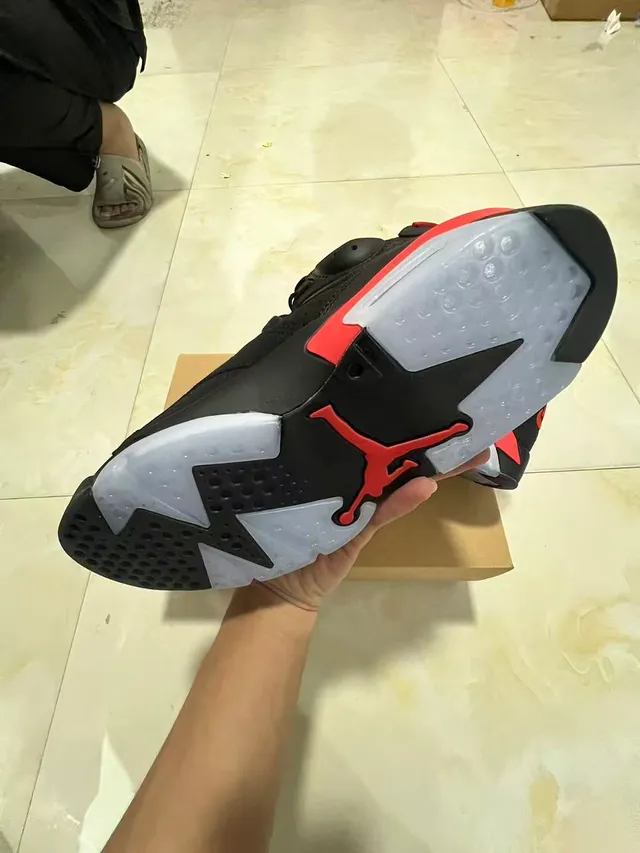 Tênis de basquete Air Jordan com silhueta de cano alto e cabedal de couro perfurado preto e vermelho 6